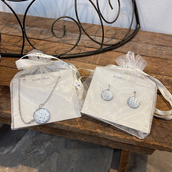 Sabika Iconic Denim Medalion Set - Picture 3 of 12